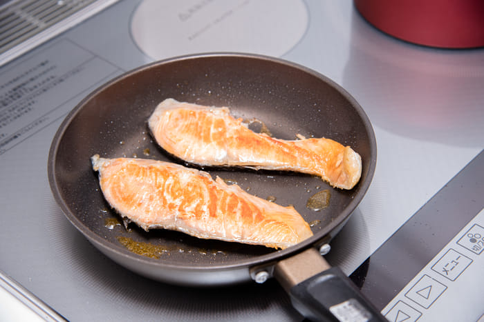 おすすめIH対応フライパンで焼き魚：鮭を焼いている様子