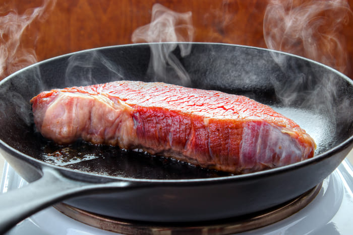 おすすめの鉄製フライパンでステーキを焼くイメージ