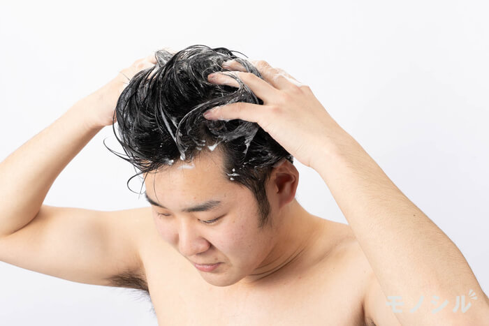 頭皮乾燥に効くシャンプーをする男性