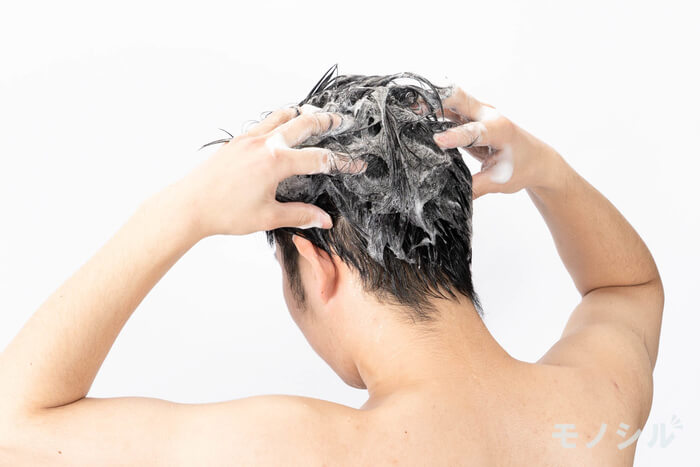 メンズシャンプーで頭を洗い使用感の良さを検証する様子