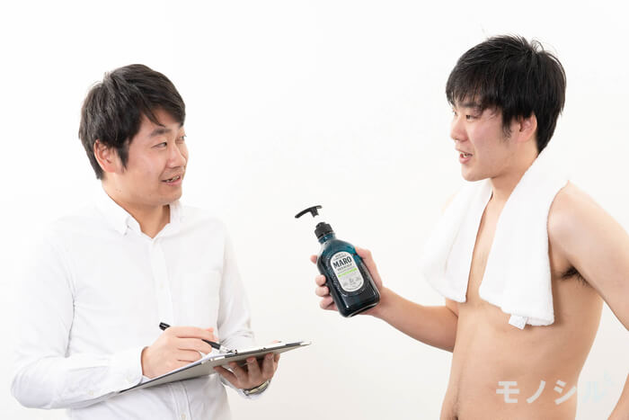 加齢臭対策におすすめのシャンプーを検証するモノシル編集部員の男性