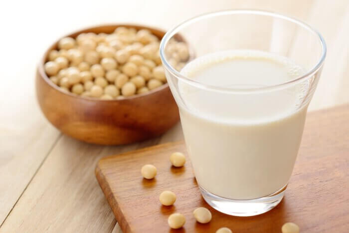 ダイエットプロテインの原材料である大豆と牛乳