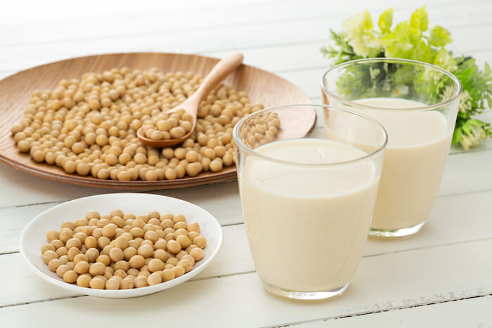 筋トレにおすすめのプロテインの原料である牛乳と大豆