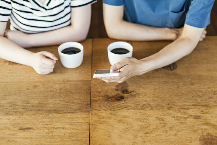 マッチングアプリで出会った男女がカフェでデートしている様子