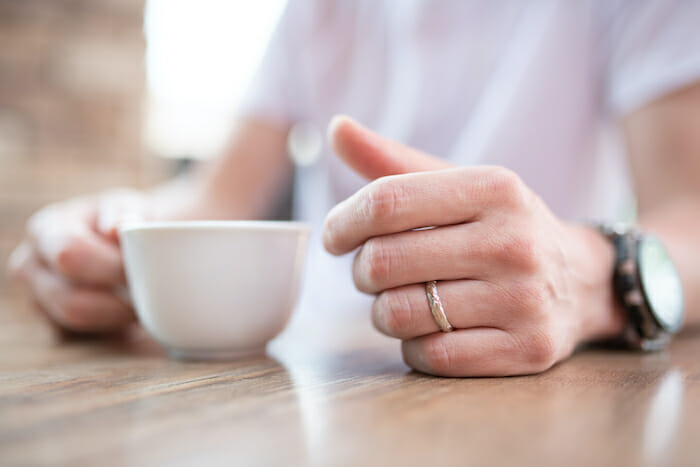 左手の結婚指輪をつけている写真をマッチングアプリで使っている男性の例