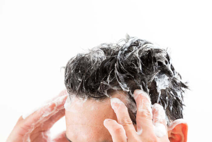 髪を洗っている男性の様子