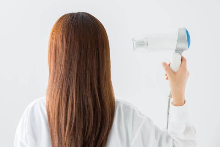効果的でおすすめな髪の乾かし方をする女性