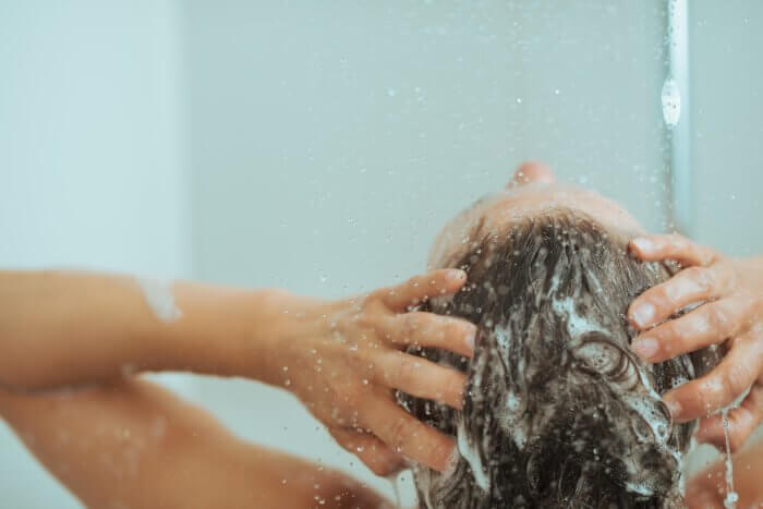 正しい洗い方でシャンプーを使う女性